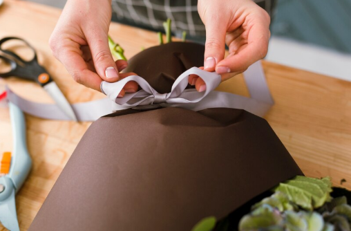 membuat pita peresmian