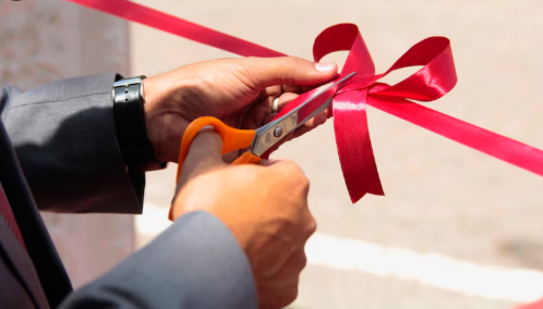 memilih pita peresmian